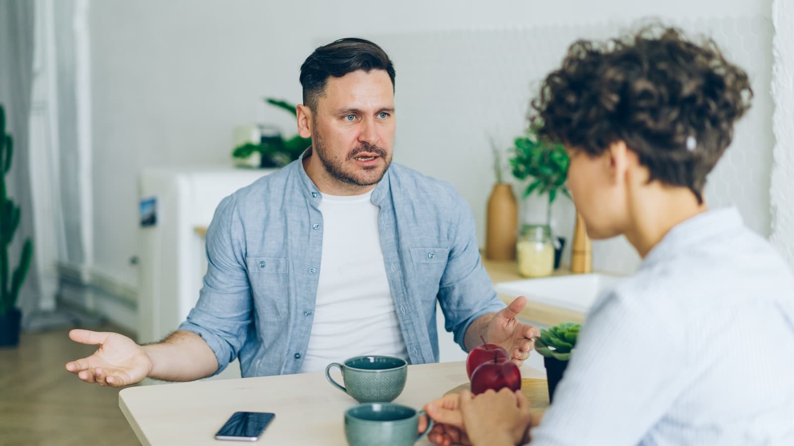 Speech bubbles between family members becoming clearer